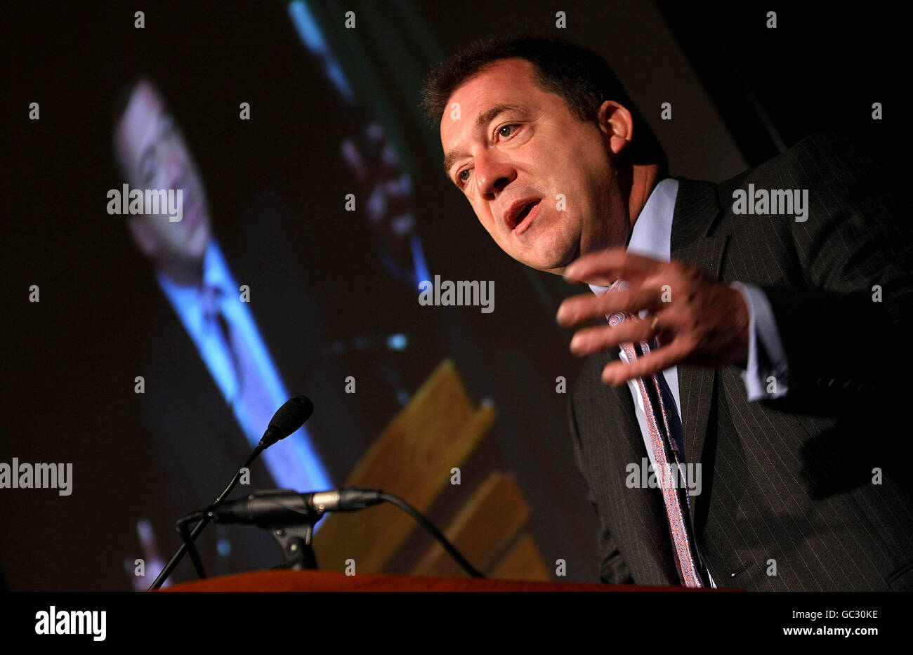 Der neue PSNI-Chefkonstabe Matt Baggott, der zusammen mit der Kommissarin für Garda Fachtna Murphy und dem Generalsekretär von Interpol, Ron Noble, die internationale Konferenz zur Strafverfolgung für geistiges Eigentum und Verbrechen 2009 moderierte, spricht auf der Veranstaltung in Dublin. Stockfoto