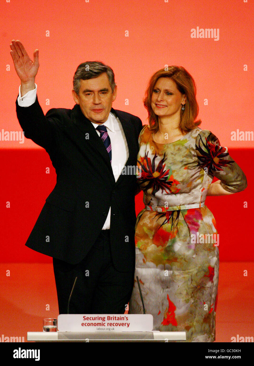 Premierminister Gordon Brown und seine Frau Sarah, nachdem er seine Grundsatzrede vor der Labour Party Konferenz im Brighton Centre, Brighton gehalten hatte. DRÜCKEN Sie VERBANDSFOTO. Bilddatum: Dienstag, 29 2009. September. Bildnachweis sollte lauten: Gareth Fuller/PA Wire Stockfoto