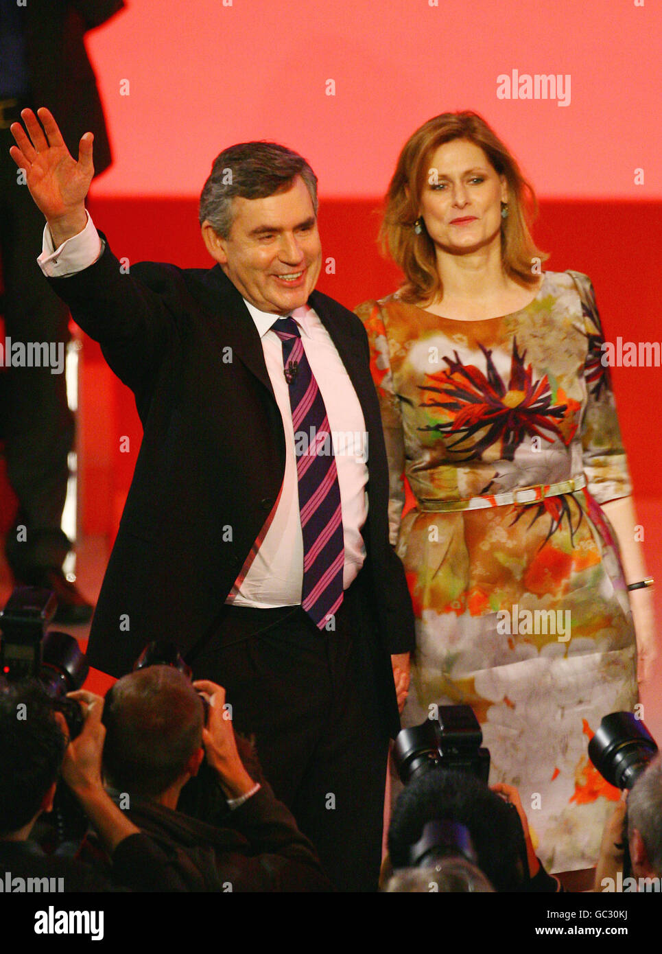 Premierminister Gordon Brown und seine Frau Sarah, nachdem er seine Grundsatzrede vor der Labour Party Konferenz im Brighton Centre, Brighton gehalten hatte. DRÜCKEN Sie VERBANDSFOTO. Bilddatum: Dienstag, 29 2009. September. Bildnachweis sollte lauten: Gareth Fuller/PA Wire Stockfoto