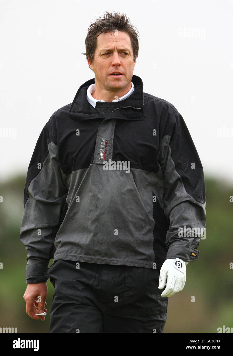 Schauspieler Hugh Grant während eines Trainingstages im Regen auf dem Kingsbarns Golfplatz, vor der Alfred Dunhill Links Championship, die am Donnerstag beginnt. DRÜCKEN Sie VERBANDSFOTO. Bilddatum: Dienstag, 29. September 2009. Bildnachweis sollte lauten: Andrew Milligan / PA Wire Stockfoto