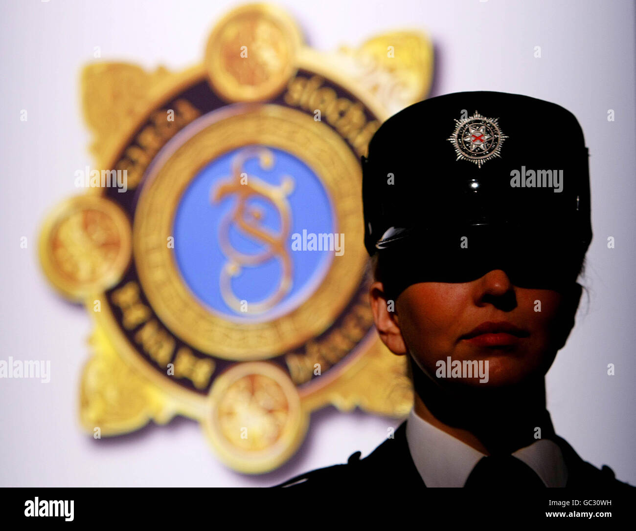 Ein PSNI-Constable neben einem Schild von Garda Siochana auf der internationalen Konferenz für Strafverfolgungsbehörden im Rahmen der Kriminalität am geistigen Eigentum von 2009 im Four Seasons Hotel, Dublin. Stockfoto