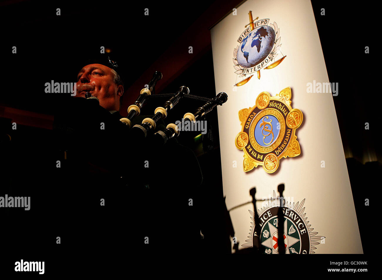 Ein Bag Pipe Player im Four Seasons Hotel in Dublin, wo die internationale Konferenz zur Strafverfolgung von geistigem Eigentum und Verbrechen 2009 stattfand. Stockfoto