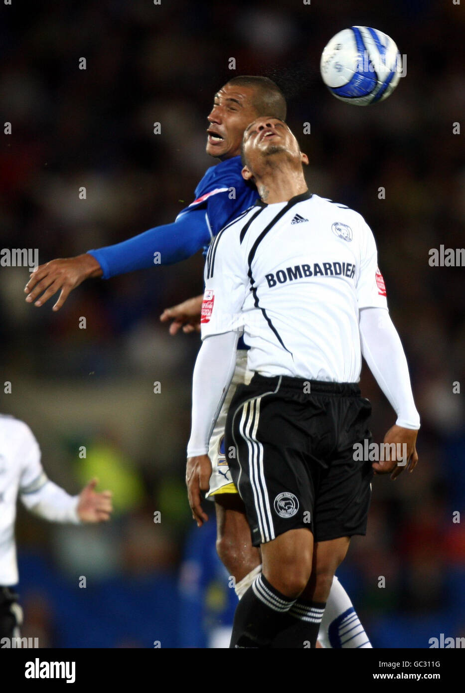 Dean Leacock von Derby County wird während des Coca Cola Football League Championship-Spiels im Cardiff City Stadium, Cardiff, von Jay Bothroyd aus Cardiff herausgefordert. Stockfoto