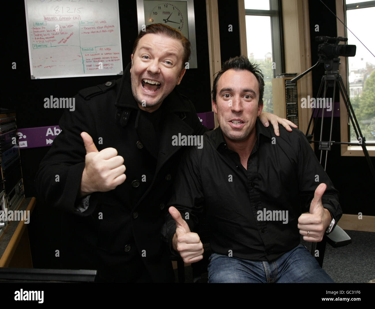Gast Ricky Gervais (links) mit Absolute Radio Breakfast Show Moderator