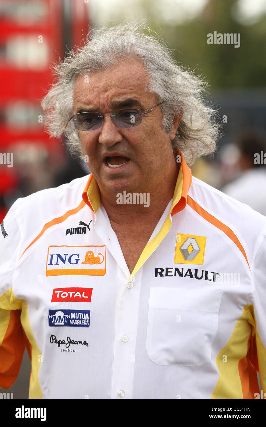 Renault-Teamchef Flavio Briatore kommt im Fahrerlager auf dem Monza Circuit in Italien an. Stockfoto
