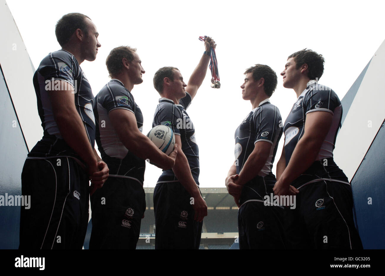 (Links - rechts) die Spieler von Schottland 7, Mike Adamson, Colin Shaw, Captain Scott Forrest, Lee Jones und Peter Jericevich, werfen einen Blick auf einige Rugby-Medaillen, bevor sie nach Deli für eine Woche intensives Training während einer Fotocolumn in Murrayfield, Edinburgh reisen. Stockfoto