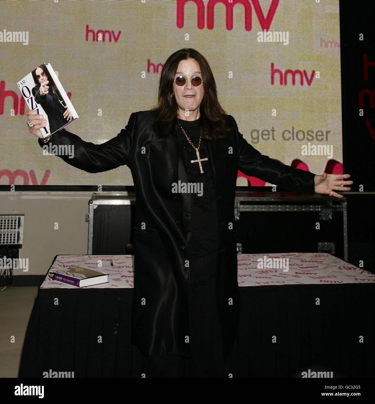 Ozzy Osbourne während einer Autogrammstunde für sein Buch bin ich Ozzy in einem HMV-Laden in der Oxford Street im Zentrum von London. Stockfoto