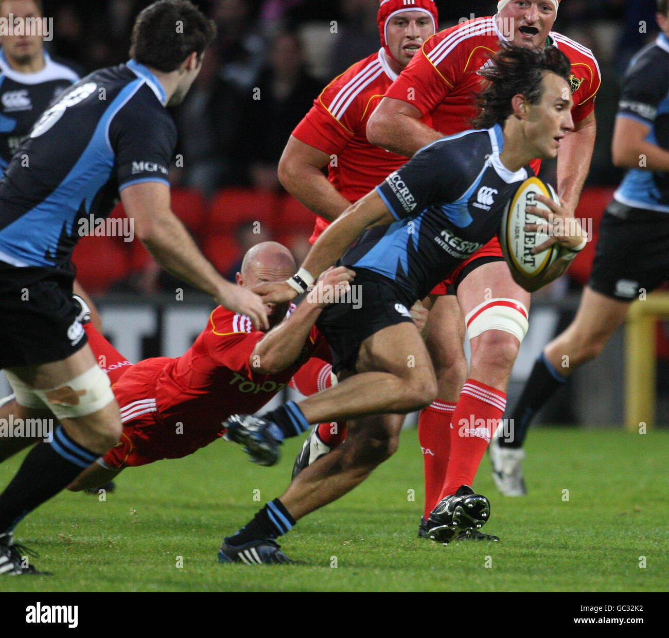 Bernardo Stortoni von Glasgow Warriors wird während des Spiels der Magners League im Firhill Stadium in Glasgow von Munsters Peter Stringer (Boden) angegangen. Stockfoto