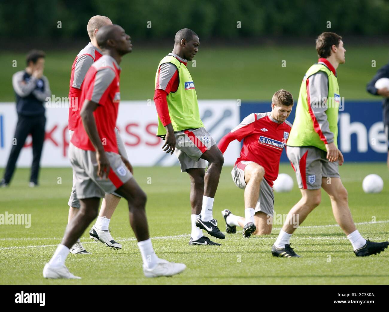 Fußball - FIFA Fußball-Weltmeisterschaft 2010 - Qualifikationsrunde - Gruppe sechs - England gegen Kroatien - England Training Session - London Colney. England Emile Heskey und Steven Gerrard während der Trainingseinheit in London Colney, Hertfordshire. Stockfoto