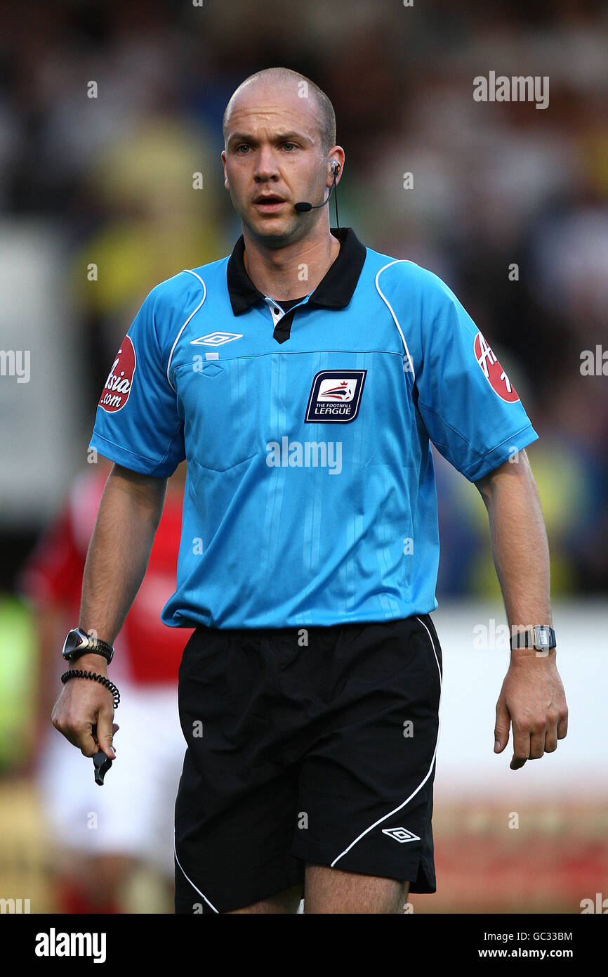 Fußball - Coca-Cola Football League One - Walsall gegen Leeds United - Banks Stadium. Schiedsrichter Anthony Taylor Stockfoto