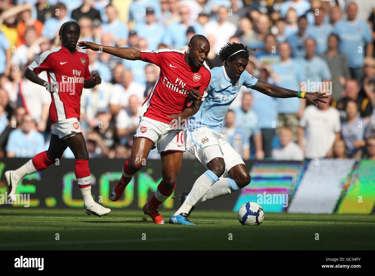 Fußball - Barclays Premier League - Manchester City / Arsenal - City of Manchester Stadium. Emmanuel Adebayor (rechts) von Manchester City und William Gallas von Arsenal kämpfen um den Ball Stockfoto