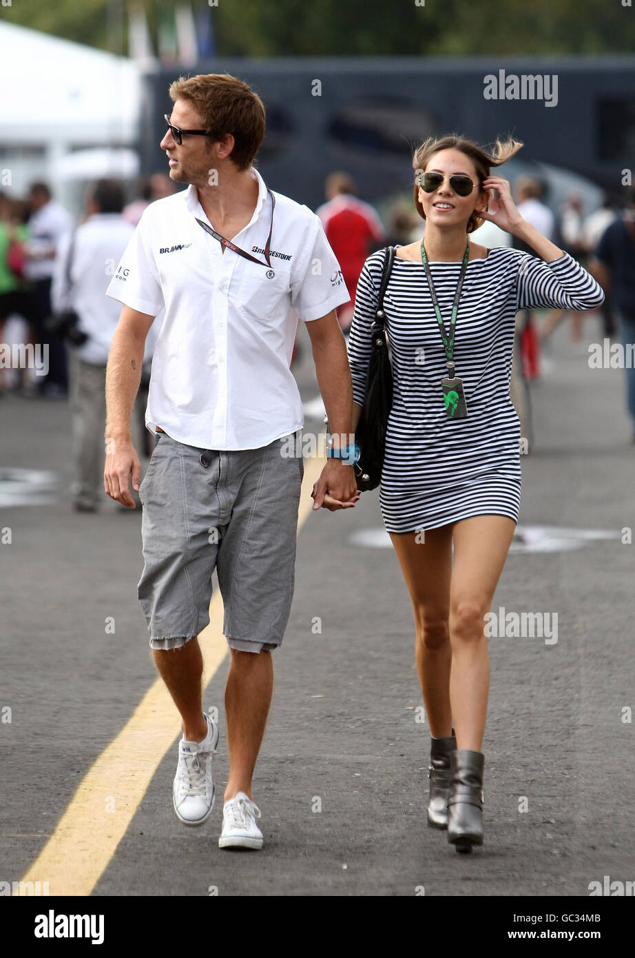 Jenson Button trifft mit seiner Freundin Jessica Michibata auf dem Monza  Circuit in Italien im Fahrerlager in Monza ein Stockfotografie - Alamy