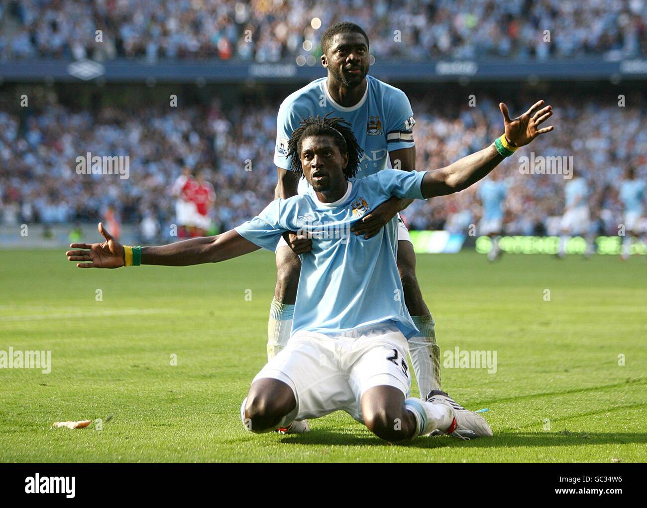 Emmanuel Adebayor von Manchester City feiert das Tor vor der Arsenal-Fans Stockfoto