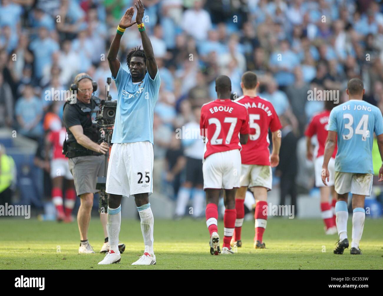 Fußball - Barclays Premier League - Manchester City / Arsenal - City of Manchester Stadium. Emmanuel Adebayor von Manchester City klatscht den Arsenal-Fans nach dem Spiel zu Stockfoto