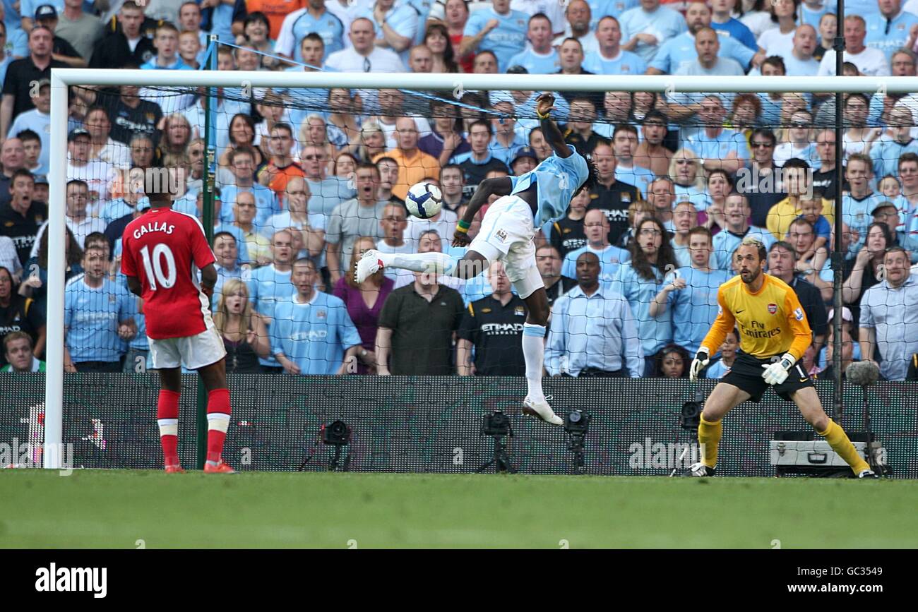 Fußball - Barclays Premier League - Manchester City / Arsenal - City of Manchester Stadium. Emmanuel Adebayor von Manchester City trifft ein Tor Stockfoto