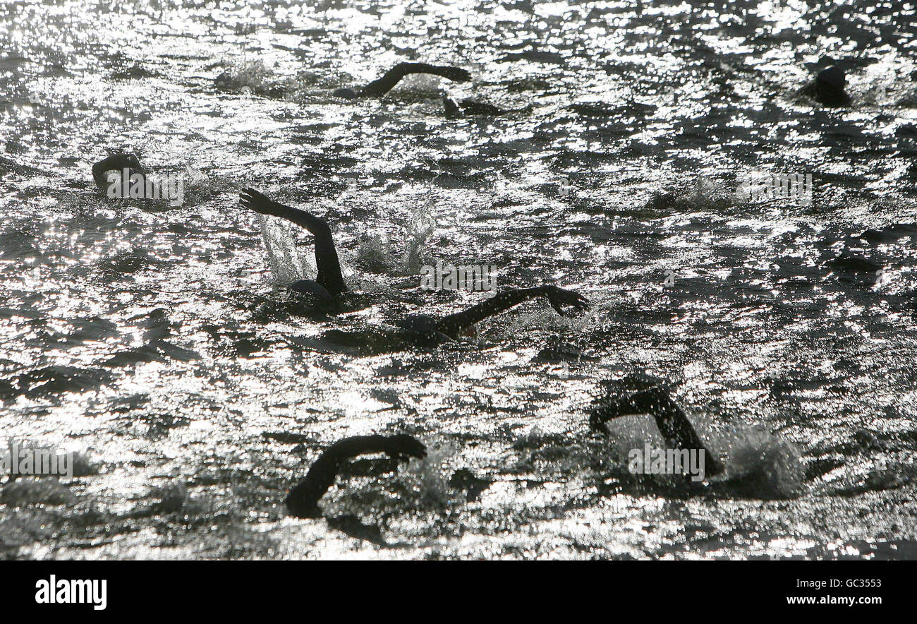 Die Teilnehmer nehmen am 90. Jährlichen Liffey-Schwimmen durch Dublin Teil. Stockfoto