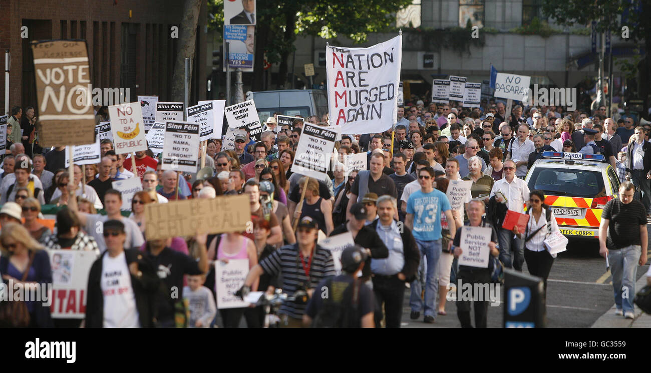 Demonstranten, die gegen die von der Regierung vorgeschlagene NAMA-Gesetzgebung sind, marschieren durch das Stadtzentrum von Dublin. Stockfoto