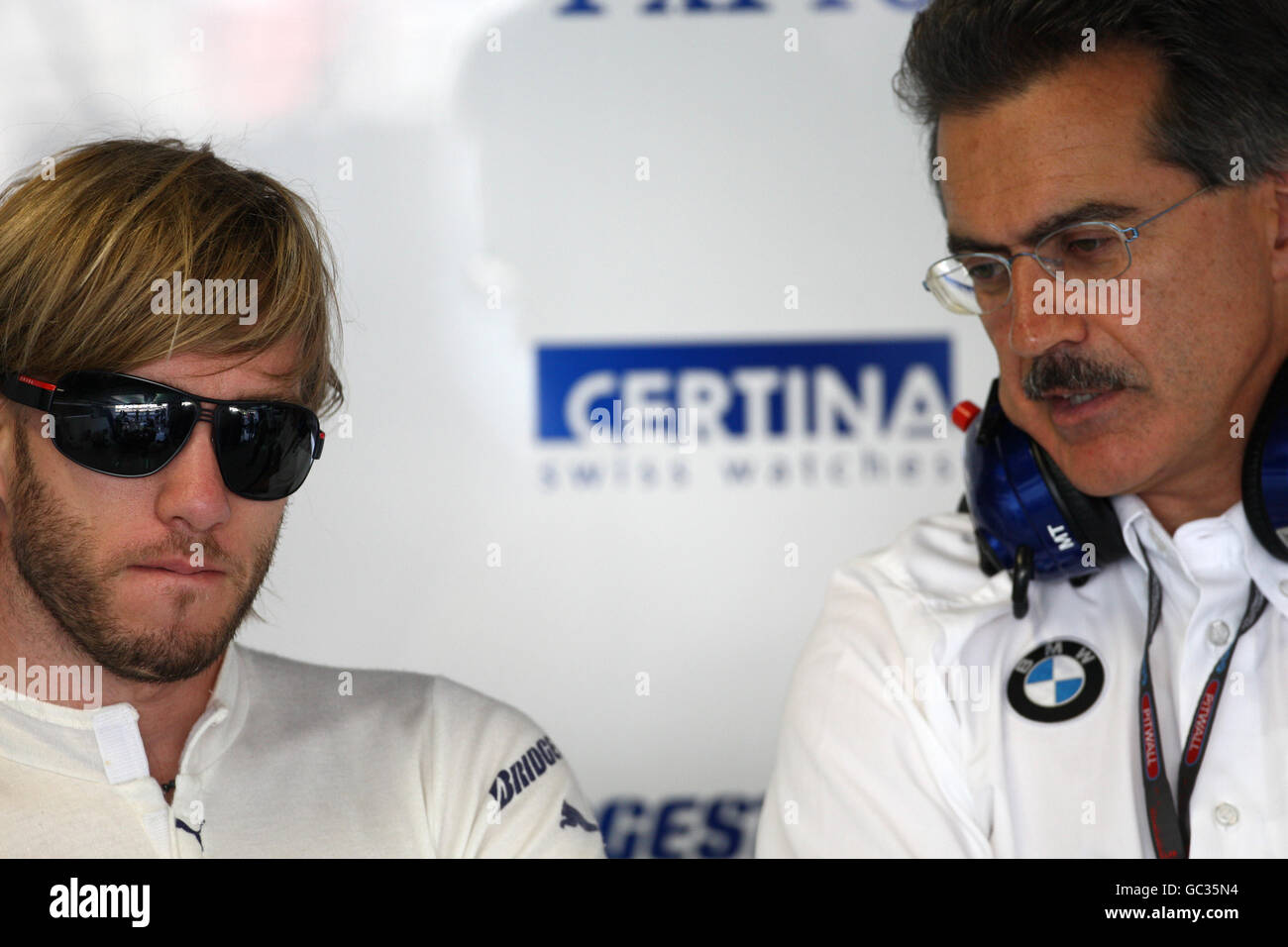 BMW sauber's Nick Heidfeld (links) mit BMW's Motorsport Direktor Mario Theissen in der Box beim ersten Training auf dem Monza Circuit, Italien Stockfoto