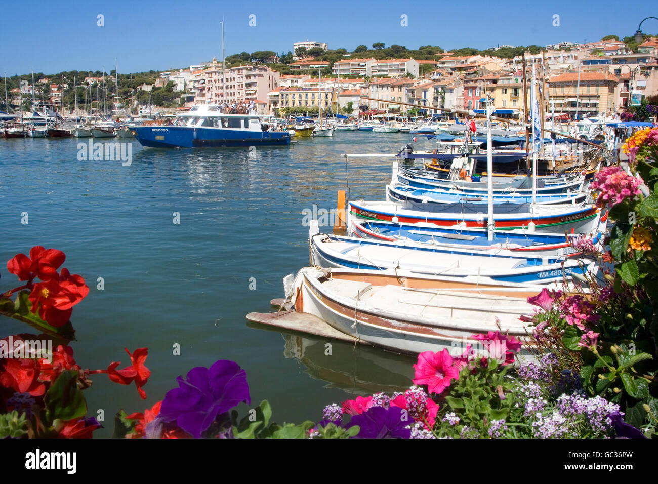 Cassis im sonnigen Süden Frankreichs. Boote im Hafen aufgereiht. Stockfoto