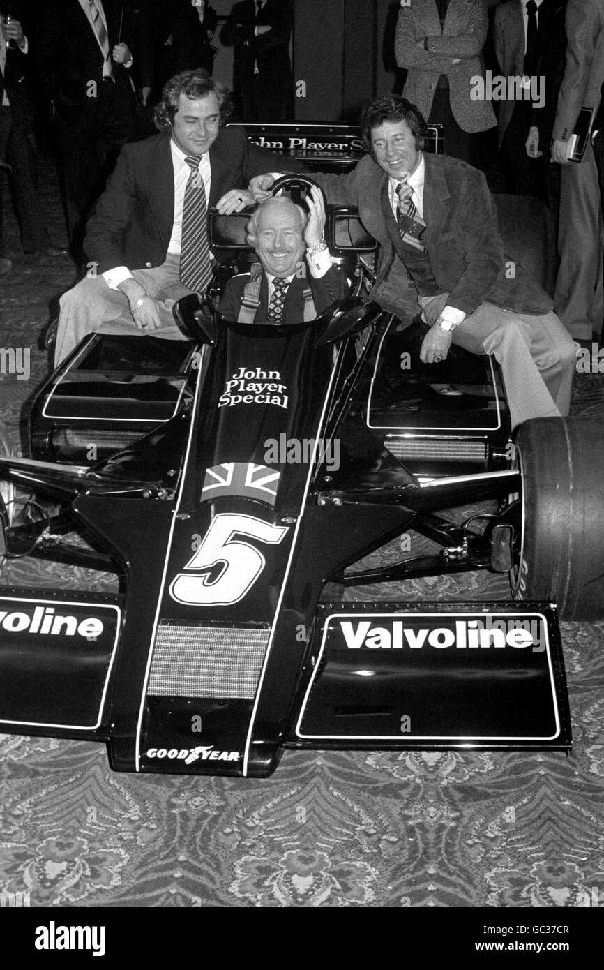 Der neue Lotus 78 (Codename John Player Special Mk. III) wird den Medien während der Eröffnung im Londoner Royal Garden Hotel vorgestellt. Lotus-Chef Colin Chapman sitzt im neuen Auto, flankiert von den Fahrern Mario Andretti (rechts) und Gunnar Nilsson Stockfoto