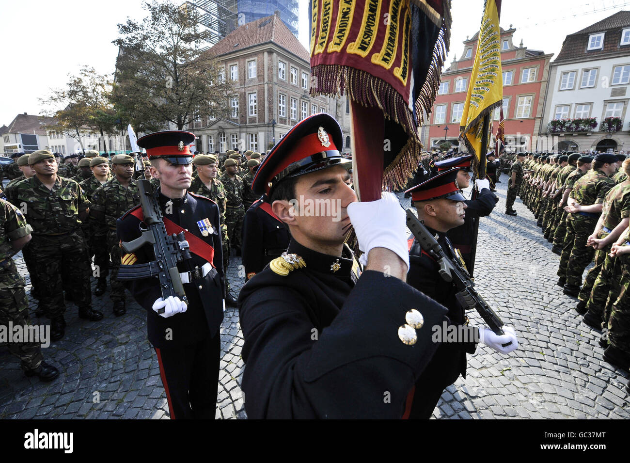 Ein Offizier des Royal Regiments der Prinzessin von Wales hält sich bei der Parade einen Standard vor, da über 500 Soldaten der 20. Panzerbrigade - der Eisernen Faust - ihre Rückkehr von Operationen im Irak markieren, Afghanistan und Kosovo bei einer Parade durch die Garnisonsstadt Paderborn vor Hunderten von Zuschauern aus der deutschen Gemeinde sowie aus Familien und Freunden der Soldaten. Stockfoto