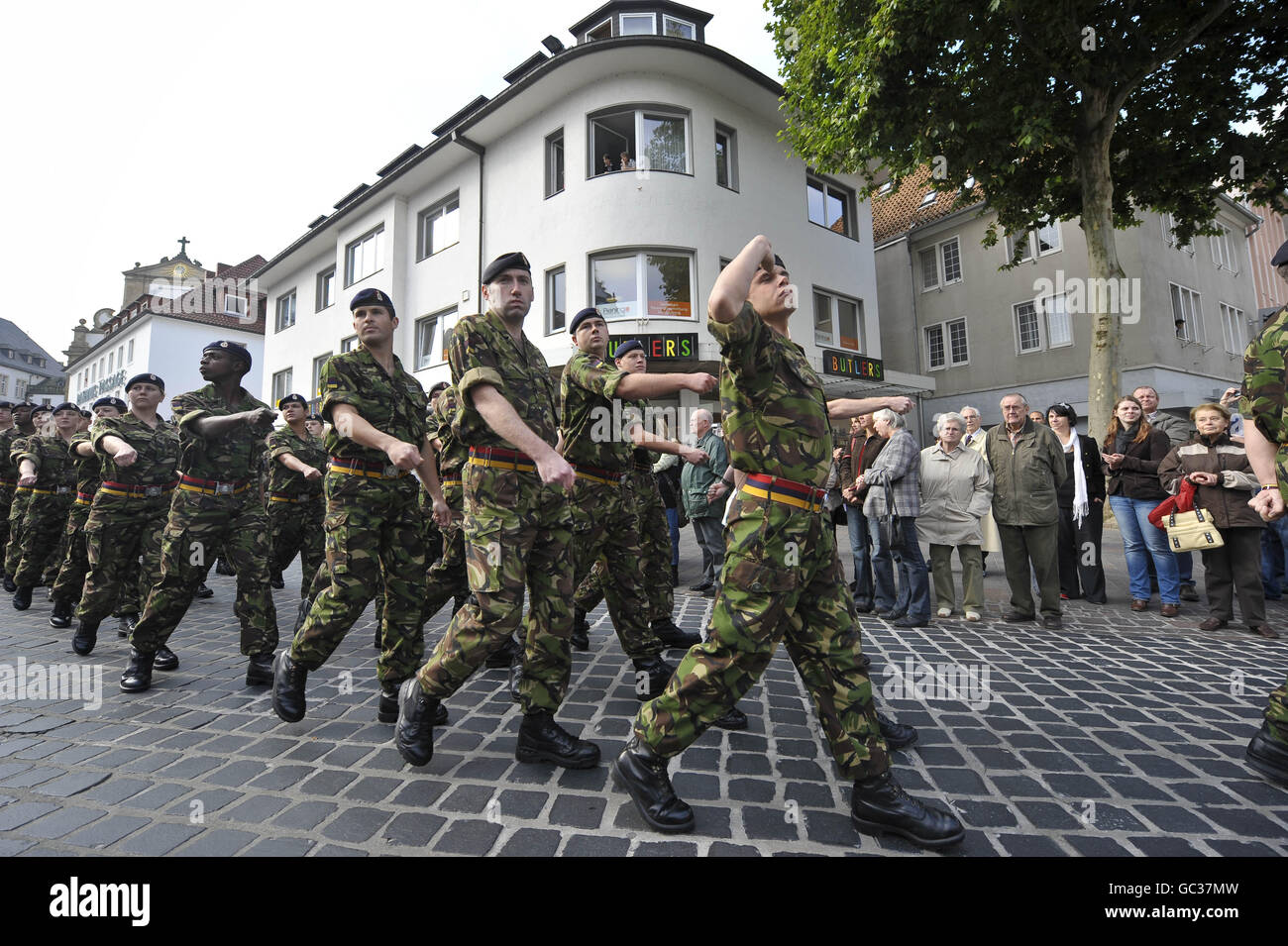 Über 500 Soldaten der 20. Panzerbrigade - die Eiserne Faust - grüßen ihre Rückkehr von Operationen im Irak, Afghanistan und Kosovo, indem sie durch ihre Garnisonsstadt Paderborn vor Hunderten von Zuschauern aus der deutschen Gemeinde, den Familien und Freunden der Soldaten marschieren. Stockfoto
