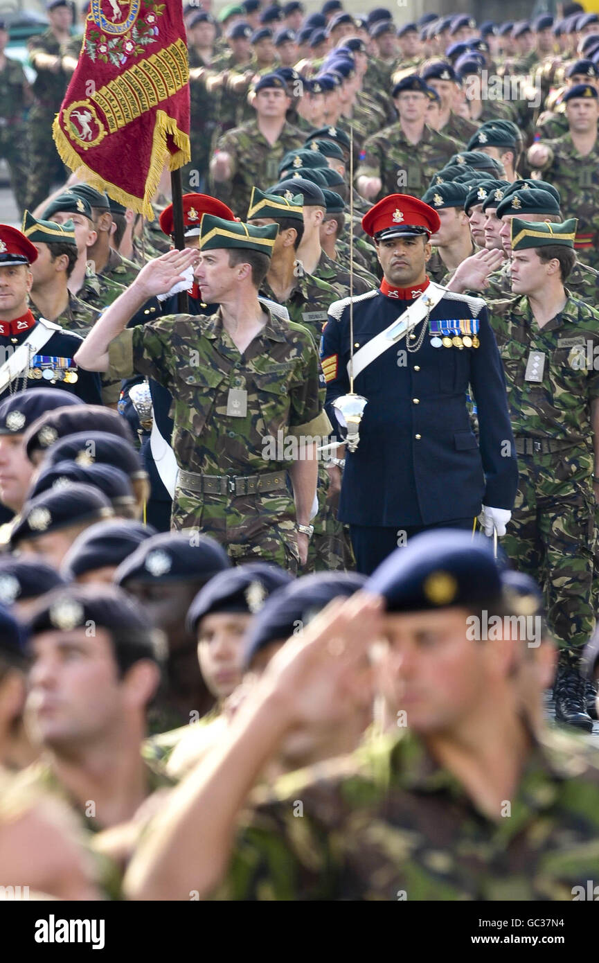 Über 500 Soldaten der 20. Panzerbrigade - die Eiserne Faust - begrüßen ihre Rückkehr von Operationen im Irak, Afghanistan und Kosovo, indem sie vor Hunderten von Zuschauern aus der deutschen Gemeinde sowie aus Familien und Freunden der Soldaten durch ihre Garnisonsstadt Paderborn marschieren. Stockfoto