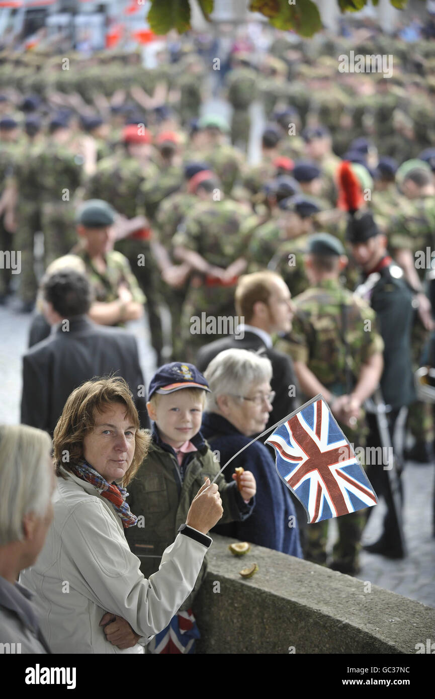 Britische Truppen marschieren durch deutsche Garnisonsstadt Stockfoto