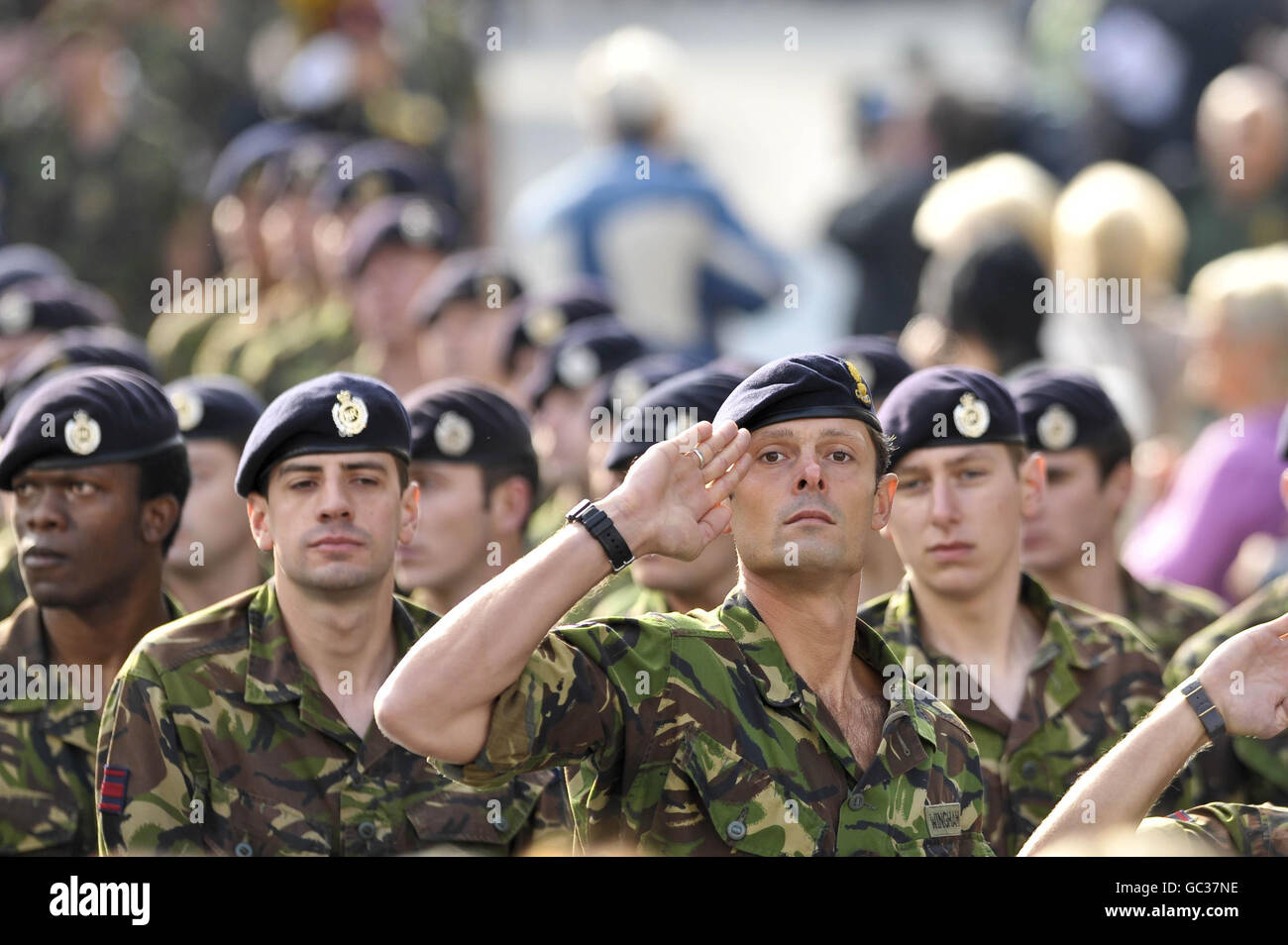 Britische Truppen marschieren durch deutsche Garnisonsstadt Stockfoto