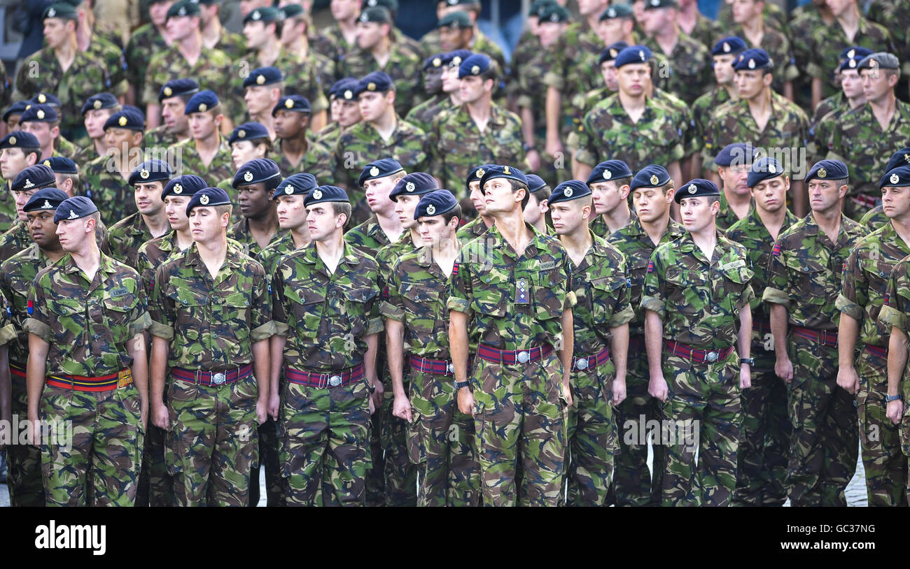 Die Soldaten „kleiden“ sich richtig und ordnen die Reihen auf, denn über 500 Soldaten der 20. Panzerbrigade - der Eisernen Faust, markieren ihre Rückkehr von Operationen im Irak, Afghanistan und Kosovo bei einer Parade durch die Garnisonsstadt Paderborn vor Hunderten von Zuschauern aus der deutschen Gemeinde sowie aus Familien und Freunden der Soldaten. Stockfoto