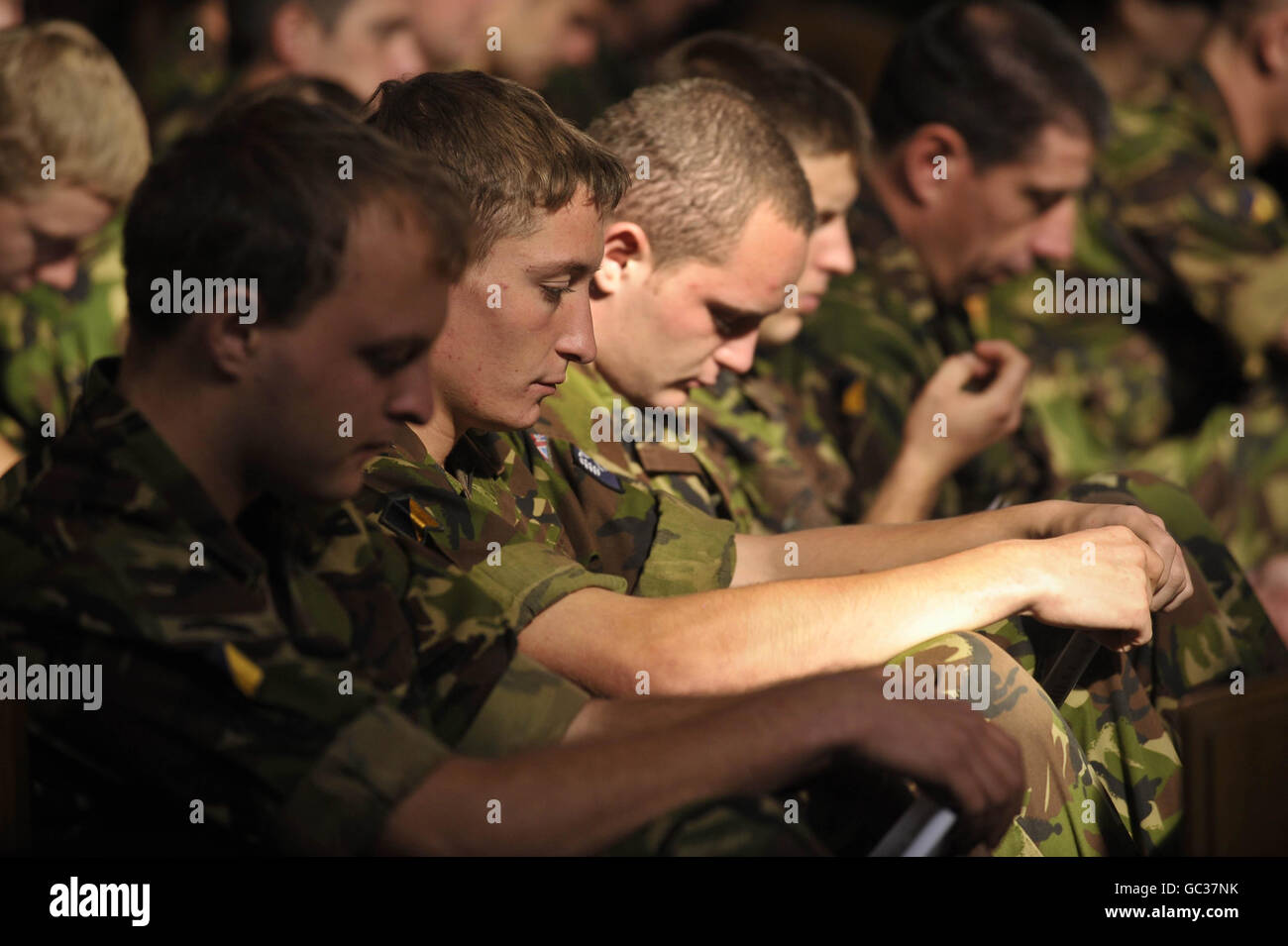 Im Paderborner Dom, wo ein Dankgottesdienst und ein Gedenkgottesdienst stattfinden, verneigen sich Soldaten im Gebet, während über 500 Soldaten der 20. Panzerbrigade - der Eisernen Faust - ihre Rückkehr von Operationen im Irak feiern, Afghanistan und Kosovo bei einer Parade durch die Garnisonsstadt Paderborn vor Hunderten von Zuschauern aus der deutschen Gemeinde sowie aus Familien und Freunden der Soldaten. Stockfoto