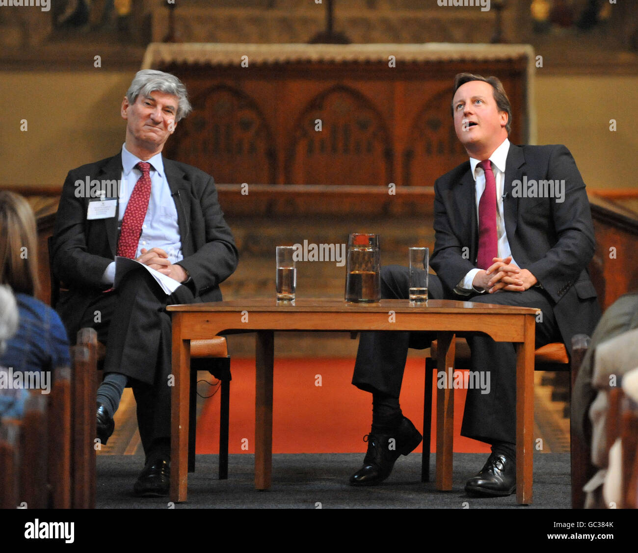 Der konservative Parteivorsitzende David Cameron im Gespräch mit Vernon Bogdanor, Professor für Regierung an der Universität Oxford, im Rahmen des Woodstock Literary Festivals in Oxford. Stockfoto