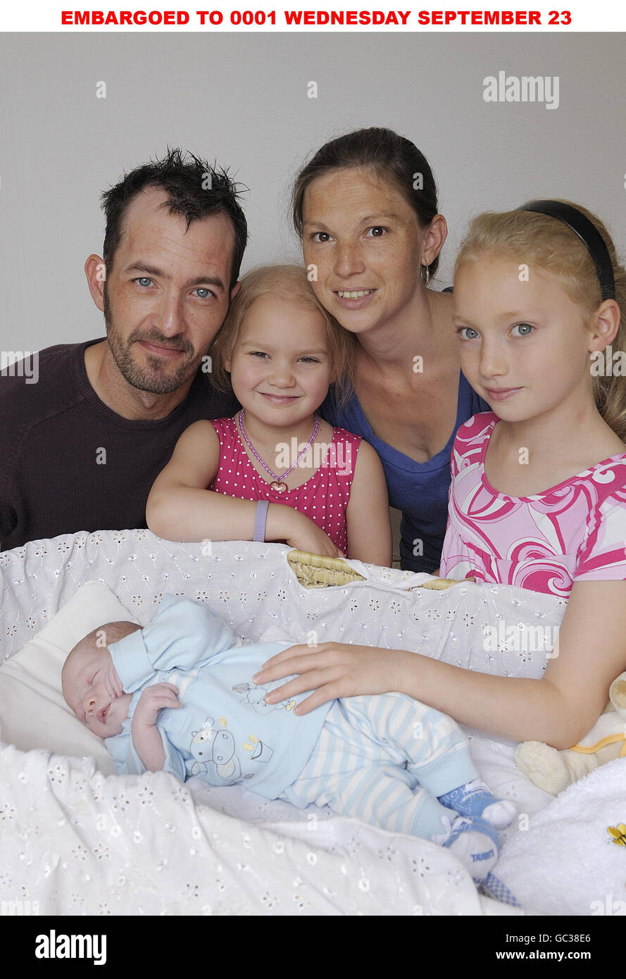 Das erste Baby des Ormond Street Hospital, 20/09/2009. Dave Abbott, 38, Partner Nicola Tyler, 32, und Nicola's Töchter, Kelly Tyler, sechs, links und Chloe Tyler, neun, rechts, von First Avenue, Canvey Island, Essex, mit der neuen Ankunft der Familie von zwanzig Tagen, Zac Abbott, das erste Baby, das im Great Ormond Street Hospital, London, geboren wurde, nachdem Nicola während des Krankenhausaufenthalts zur Wehen ging. Stockfoto