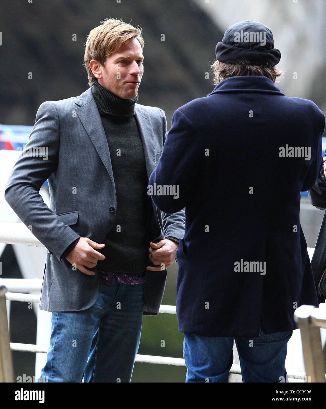 Schauspieler Ewan McGregor während der Dreharbeiten zu 'The Last Word' auf dem Ufer des Flusses Clyde in der Broomielaw Gebiet Glasgow Stockfoto