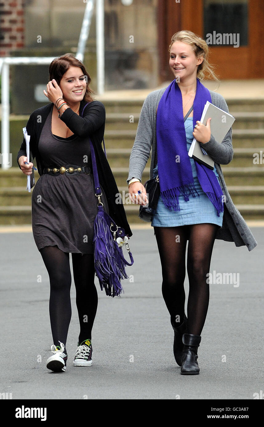 Prinzessin Eugenie (links) kommt bei der Studenteneinweisung an der Newcastle University an, um ihr Universitätsleben zu beginnen und sich Tausenden von anderen Erstsemester anzuschließen. Stockfoto
