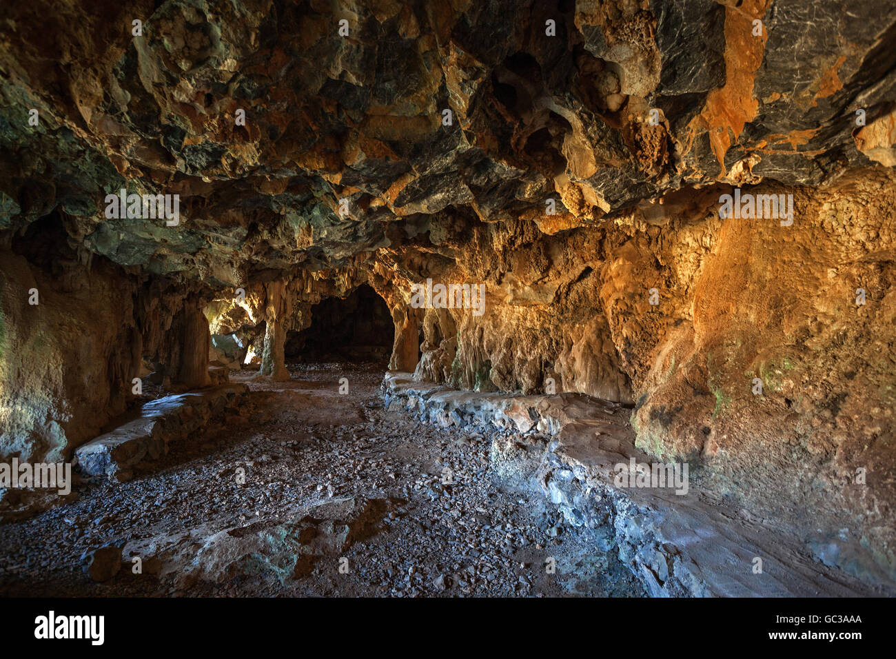 Höhle in einem Karst Kegel genannt Mogote, nahe gelegenen Viñales, Viñales-Tal, Provinz Pinar del Río, Kuba Stockfoto