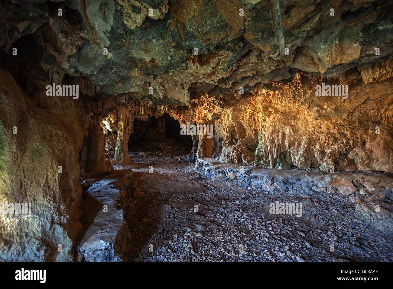 Höhle in einem Karst-Kegel, genannt Mogote, in der Nähe von Viñales, Viñales-Tal, Provinz Pinar del Río, Kuba Stockfoto