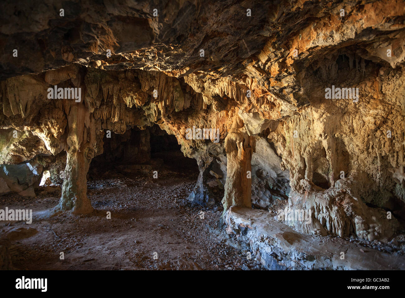 Höhle in einem Karst Kegel genannt Mogote, nahe gelegenen Viñales, Viñales-Tal, Provinz Pinar del Río, Kuba Stockfoto