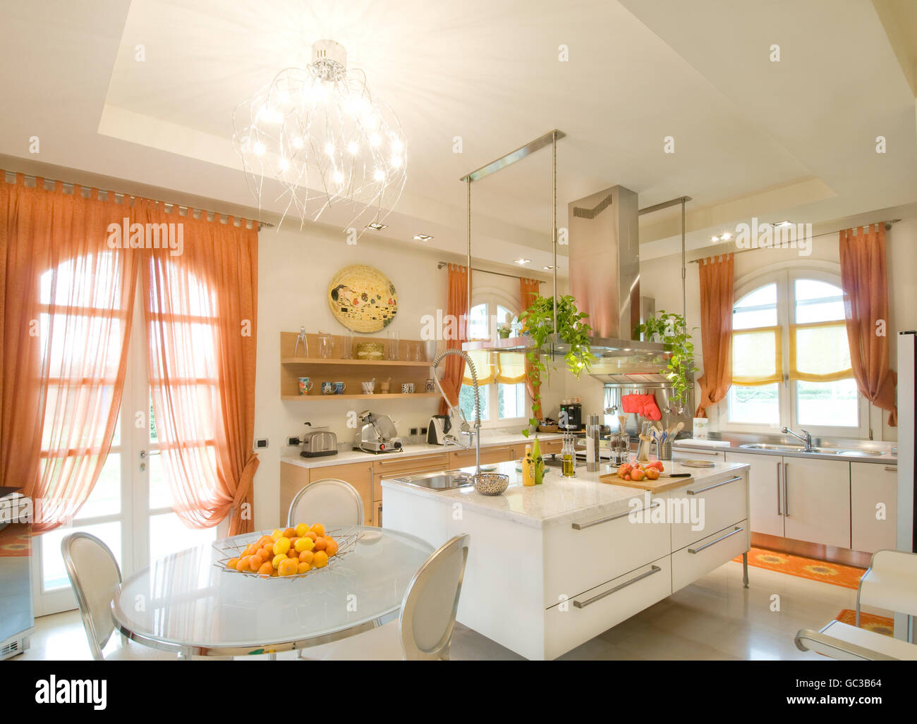 Modernes Interieur, Küche zu Hause Stockfoto