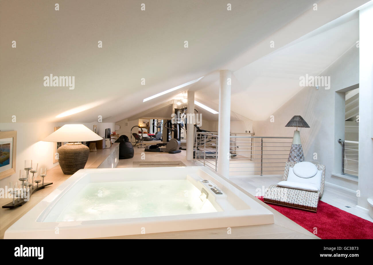 Moderne home interior, Bad in einem Wohnzimmer Stockfoto