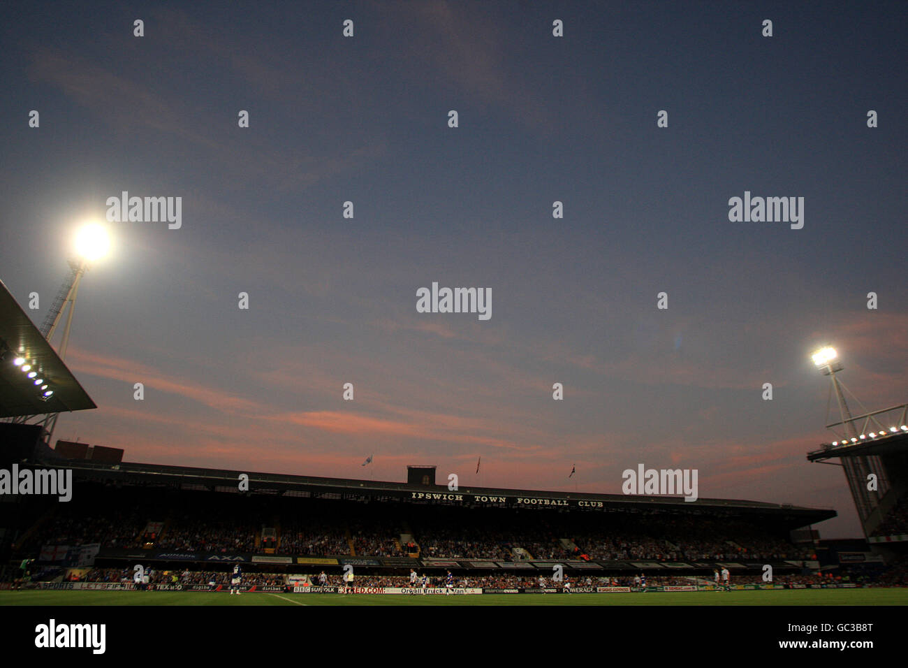 Fußball - Coca-Cola Football League Championship - Ipswich Town / Newcastle United - Portman Road. Gesamtansicht der Portman Road in der Abenddämmerung Stockfoto
