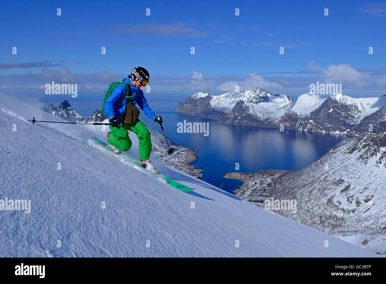 Frau, Ski, Telemark Freeride auf Roalden, Insel Senja, Norwegen Stockfoto