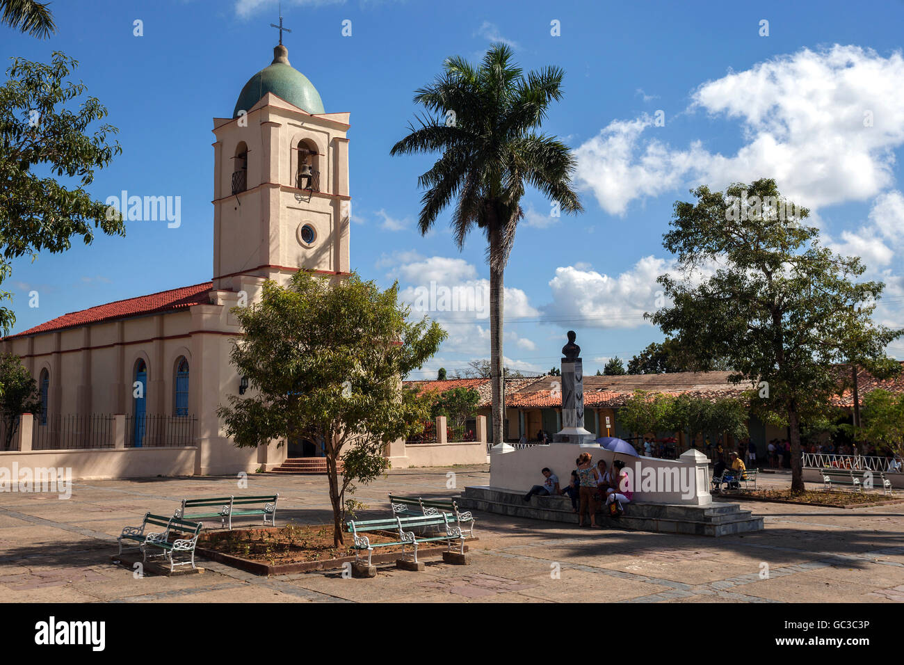 Kirche, Iglesia del Sagrado Corazón de Jesús und Village Square, Viñales, Pinar del Río Provinz, Kuba Stockfoto