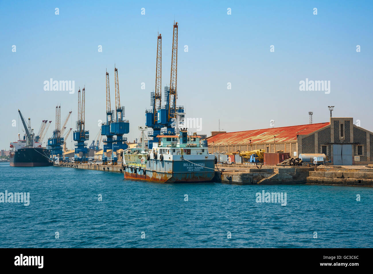 Kräne und Schiffe im Hafen, Port Sudan, Sudan Stockfoto