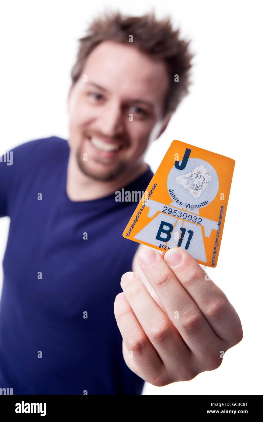 Mann mit österreichischen Autobahn ermöglichen Aufkleber 2011 Stockfoto