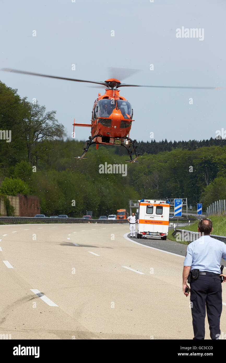 Rettungshubschrauber in Aktion auf der Autobahn A3 bei Dierdorf, Koblenz, Rheinland-Pfalz, Deutschland Stockfoto
