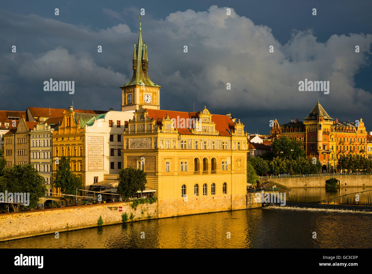 Bedrich Smetana Museum, hinten den alten Wasserturm der Stadt von der Altstadt, Smetana Kai, Altstadt, Prag, Böhmen Stockfoto