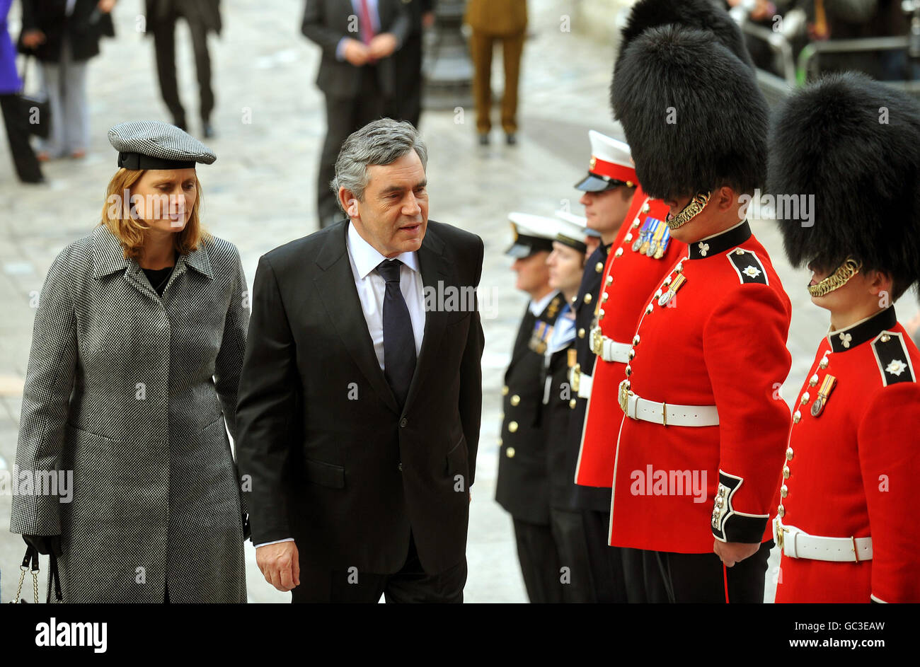 Der Premierminister Gordon Brown und seine Frau Sarah kommen zu einem Gedenkdienst, um das Ende der Kampfhandlungen im Irak in der St. Paul's Cathedral in London zu markieren. Stockfoto