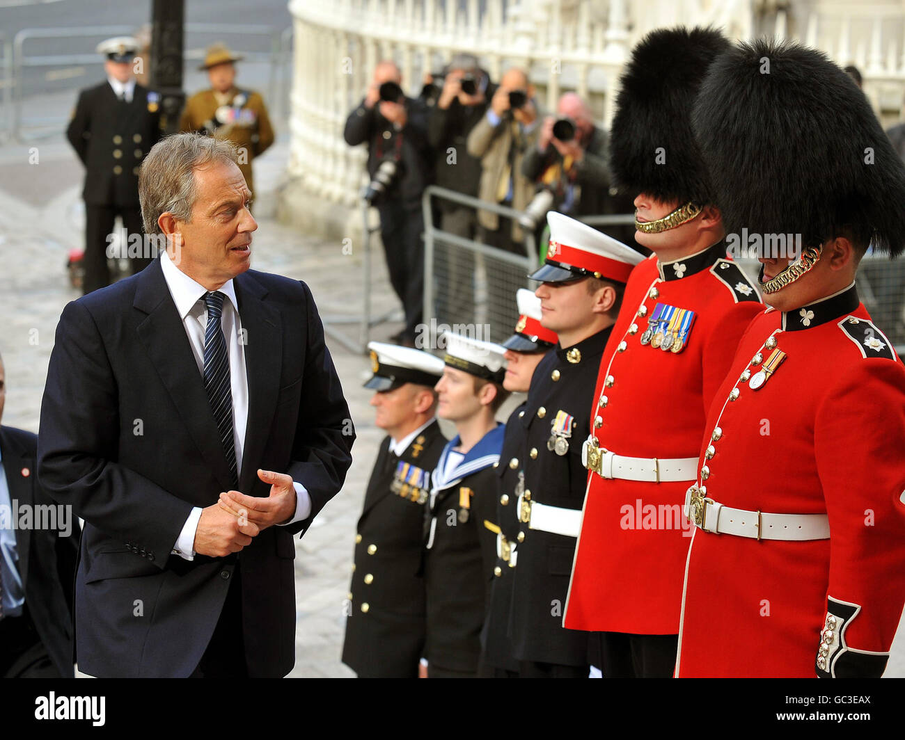 Der ehemalige Premierminister Tony Blair kommt zu einem Gedenkdienst, um das Ende der Kampfhandlungen im Irak an der St. Paul's Cathedral in London zu markieren. Stockfoto