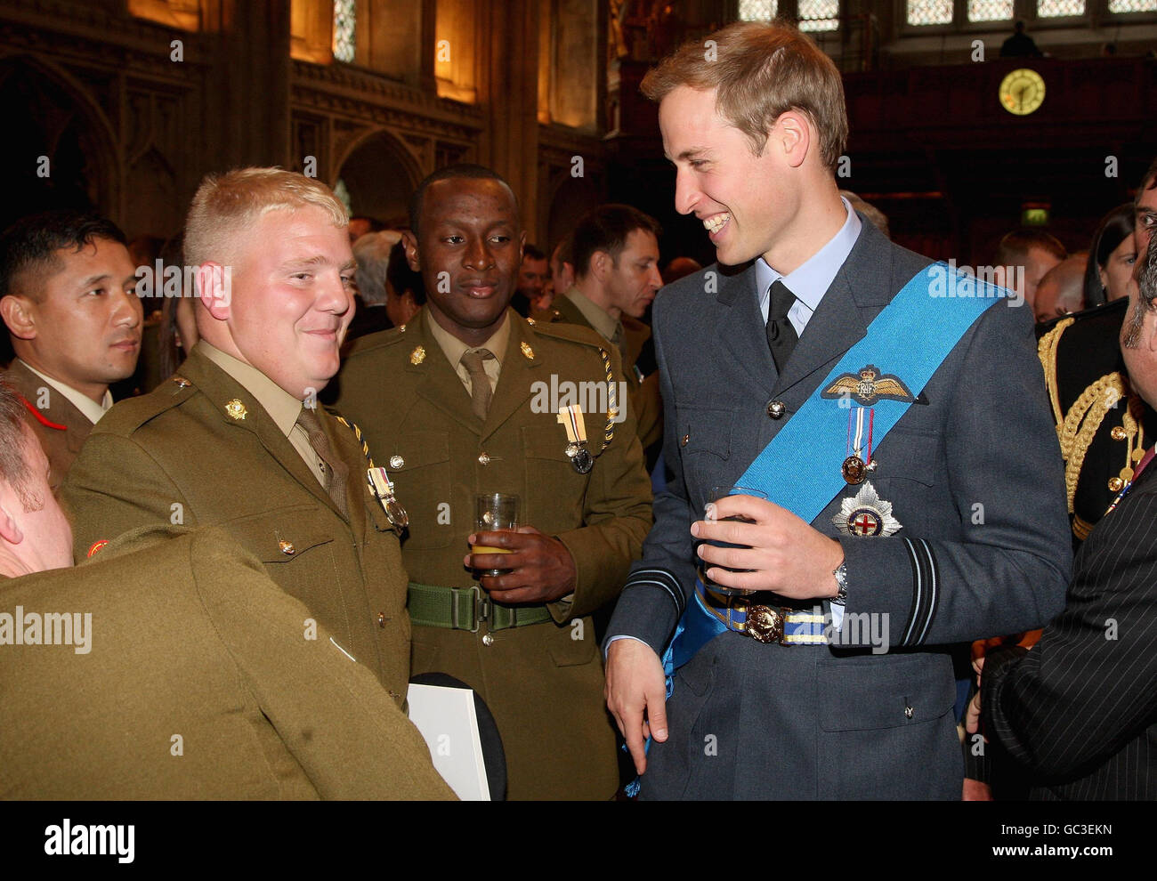 Prinz William spricht mit Soldaten während eines Empfangs in der Guildhall in London nach dem Gedenkgottesdienst in der St. Paul's Cathedral zu Ehren des britischen Militärs und zivilen Personals, das im Irak diente. Stockfoto